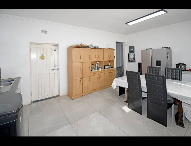 3 BEDROOM HOUSE FOR SALE IN MAYFAIR WEST